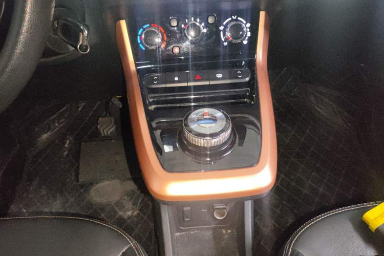 Used Dongfeng NAMMI BOX 2022 Chasing Wind Edition 331KM Advanced Model Gear Lever