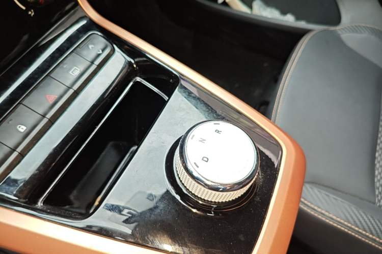 Used Dongfeng NAMMI BOX 2022 Revised Light Wind Edition 201 km Standard Version Gear Lever