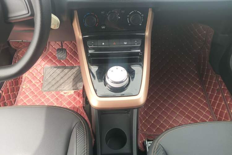 Used Dongfeng NAMMI BOX 2022 Revised Light Wind Edition 201 km Standard Version Gear Lever