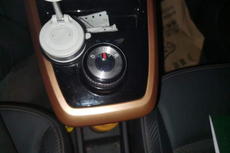 Used Dongfeng NAMMI BOX 2022 Revised Light Wind Edition 201 km Standard Version Gear Lever