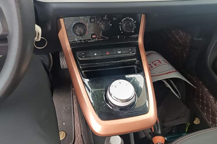 Used Dongfeng NAMMI BOX 2022 Revised Light Wind Edition 201 km Standard Version Gear Lever