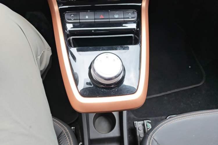 Used Dongfeng NAMMI BOX 2022 Revised Light Wind Edition 201 km Standard Version Gear Lever