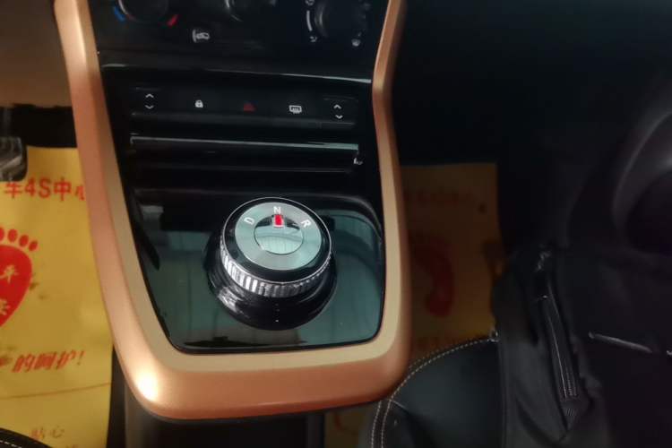 Used Dongfeng NAMMI BOX 2022 Revised Light Wind Edition 201 km Standard Version Gear Lever