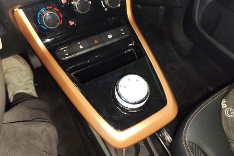 Used Dongfeng NAMMI BOX 2022 Revised Light Wind Edition 201 km Standard Version Gear Lever