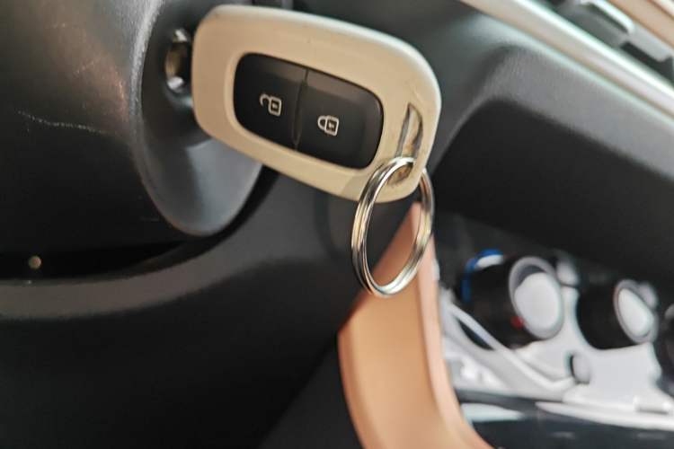 Used Dongfeng NAMMI BOX 2022 Revised Light Wind Edition 201 km Standard Version Interior 1