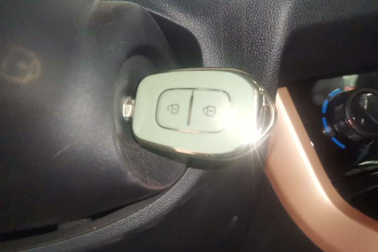 Used Dongfeng NAMMI BOX 2022 Revised Light Wind Edition 201 km Standard Version Interior 1