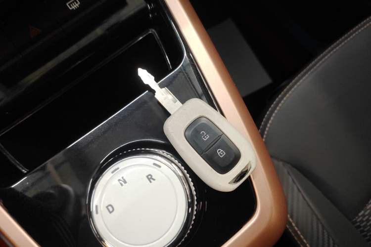 Used Dongfeng NAMMI BOX 2022 Champion Edition Light Wind Version 201KM Standard Model Interior 1
