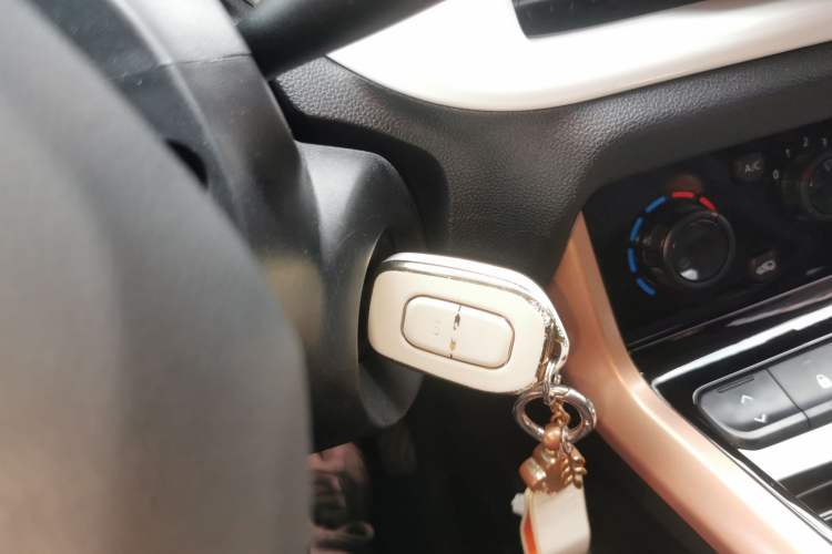 Used Dongfeng NAMMI BOX 2022 Champion Edition Light Wind Version 201KM Standard Model Interior 1
