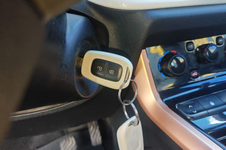 Used Dongfeng NAMMI BOX 2022 Light Wind Edition 201KM Lightning Model Interior 1