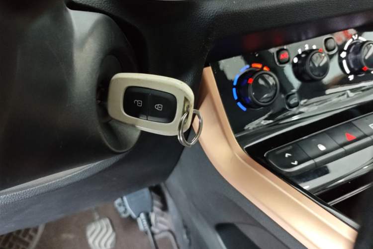 Used Dongfeng NAMMI BOX 2022 Revised Light Wind Edition 201 km Standard Version Interior 1