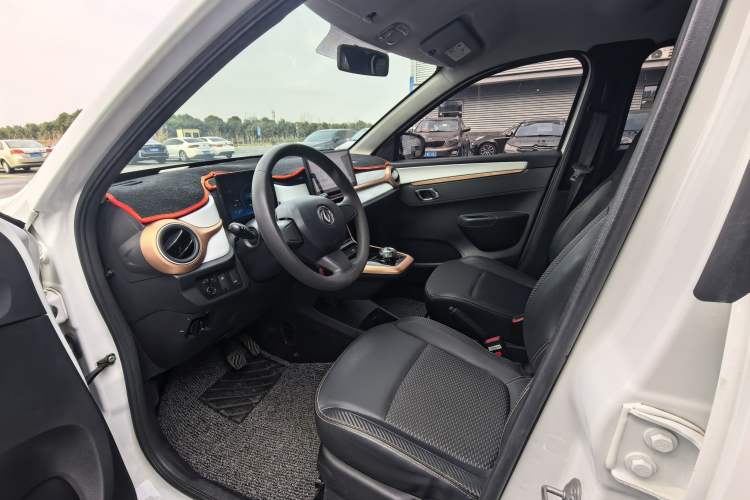 Used Dongfeng NAMMI BOX 2022 Light Wind Edition 201KM Lightning Model Interior 3