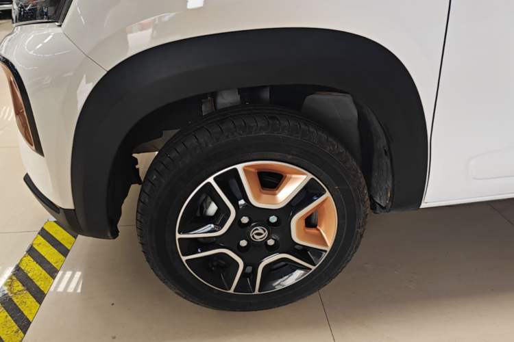 Used Dongfeng NAMMI BOX 2022 Revised Light Wind Edition 201 km Standard Version Left Front Wheel Hub