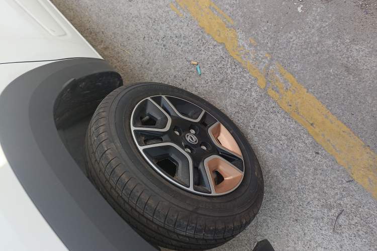 Used Dongfeng NAMMI BOX 2022 Light Wind Edition 201KM Lightning Model Left Front Wheel Hub