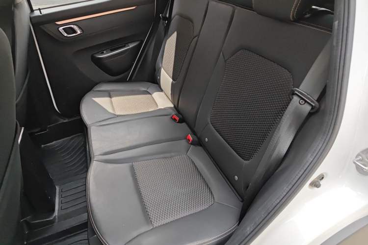 Used Dongfeng NAMMI BOX 2022 Revised Light Wind Edition 201 km Standard Version Left Rear Seat