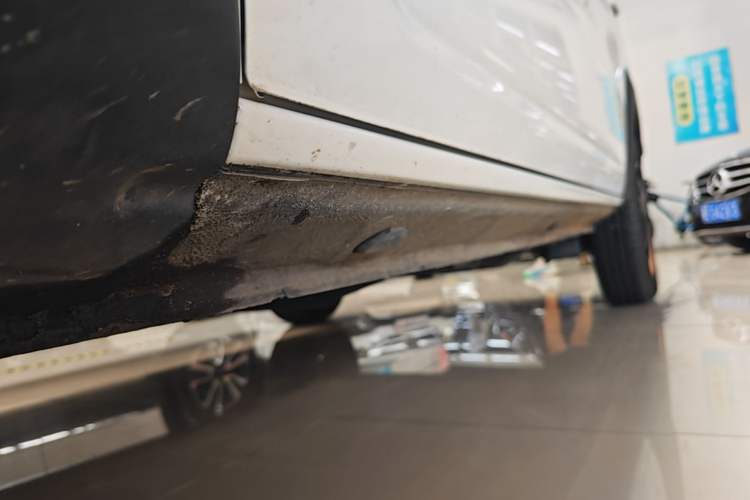 Used Dongfeng NAMMI BOX 2022 Revised Light Wind Edition 201 km Standard Version Left Side Sill