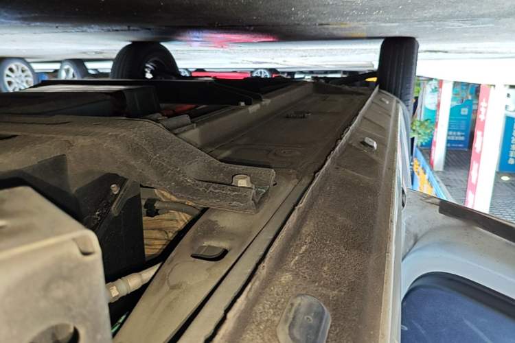 Used Dongfeng NAMMI BOX 2022 Revised Light Wind Edition 201 km Standard Version Left Side Sill