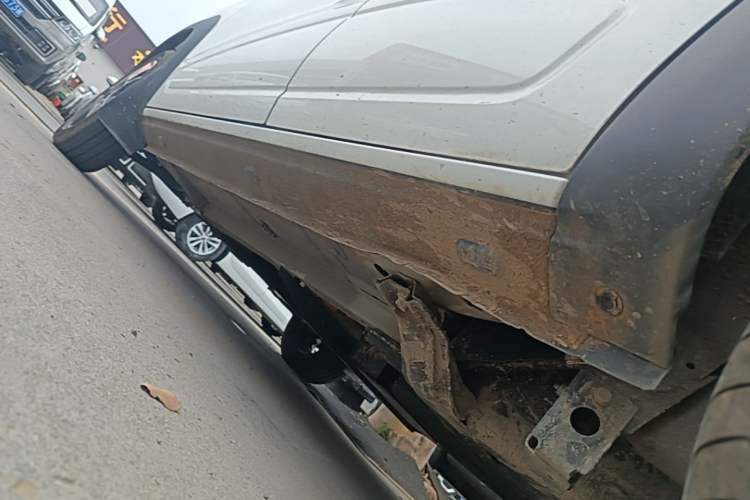 Used Dongfeng NAMMI BOX 2022 Revised Light Wind Edition 201 km Standard Version Left Side Sill