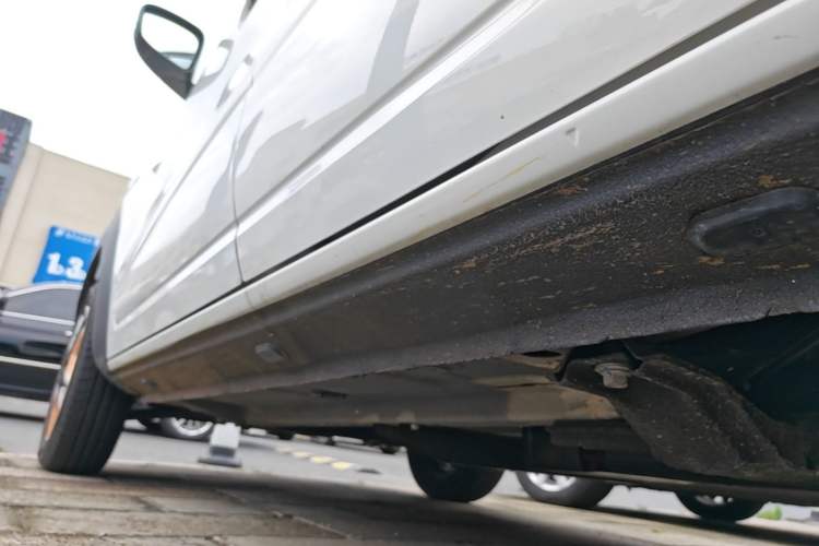 Used Dongfeng NAMMI BOX 2022 Revised Light Wind Edition 201 km Standard Version Left Side Sill