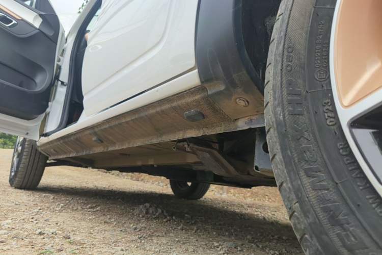 Used Dongfeng NAMMI BOX 2022 Revised Light Wind Edition 201 km Standard Version Left Side Sill
