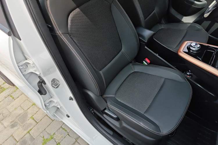 Used Dongfeng NAMMI BOX 2022 Revised Light Wind Edition 201 km Standard Version Right Front Seat