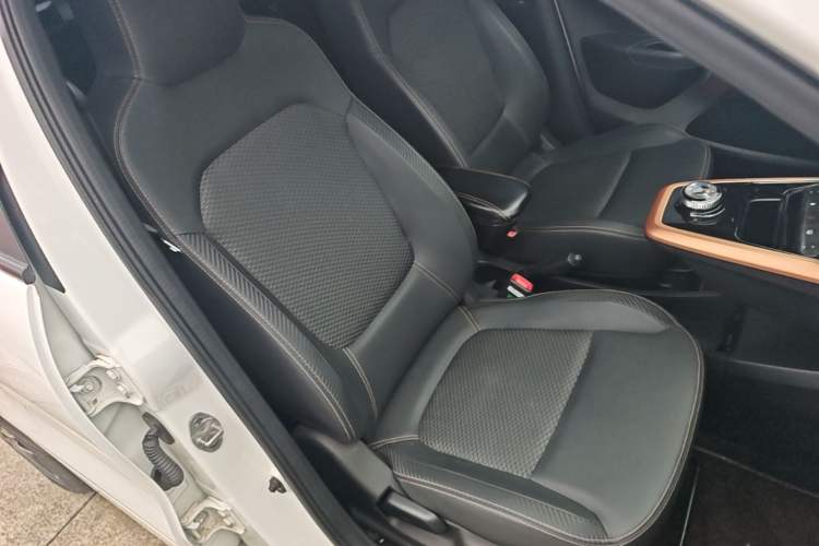 Used Dongfeng NAMMI BOX 2022 Revised Light Wind Edition 201 km Standard Version Right Front Seat