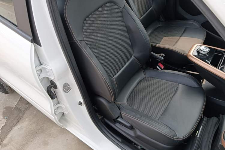 Used Dongfeng NAMMI BOX 2022 Revised Light Wind Edition 201 km Standard Version Right Front Seat
