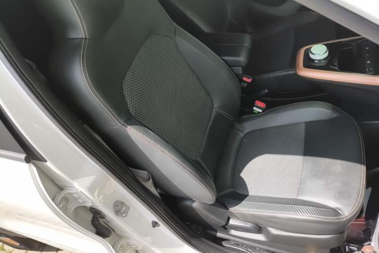 Used Dongfeng NAMMI BOX 2022 Revised Light Wind Edition 201 km Standard Version Right Front Seat