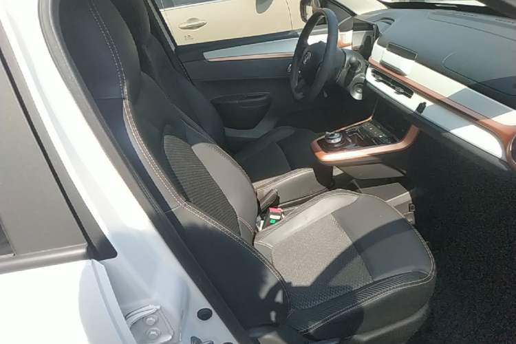 Used Dongfeng NAMMI BOX 2022 Revised Light Wind Edition 201 km Standard Version Right Front Seat