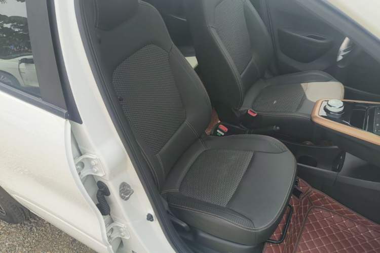Used Dongfeng NAMMI BOX 2022 Revised Light Wind Edition 201 km Standard Version Right Front Seat