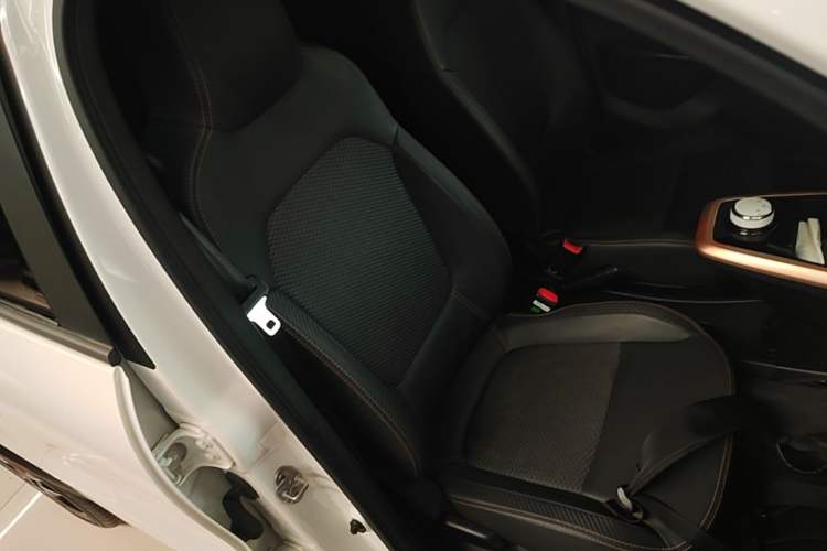 Used Dongfeng NAMMI BOX 2022 Revised Light Wind Edition 201 km Standard Version Right Front Seat