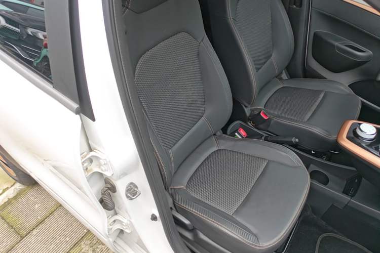 Used Dongfeng NAMMI BOX 2022 Revised Light Wind Edition 201 km Standard Version Right Front Seat