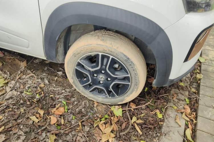 Used Dongfeng NAMMI BOX 2022 Revised Light Wind Edition 201 km Standard Version Right Front Wheel Hub