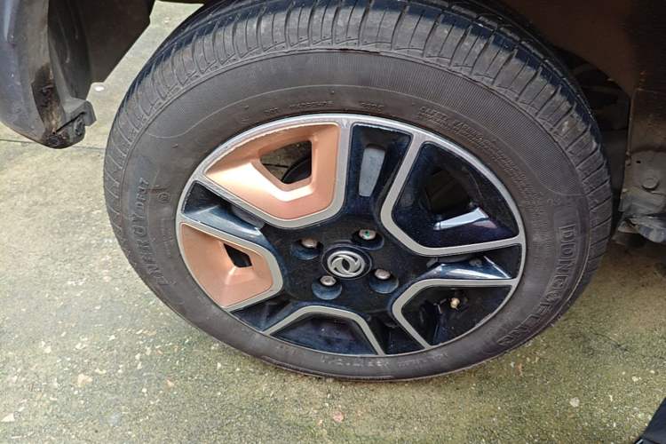 Used Dongfeng NAMMI BOX 2022 Revised Light Wind Edition 201 km Standard Version Right Rear Wheel Hub