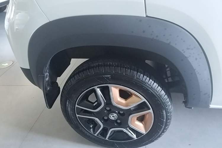 Used Dongfeng NAMMI BOX 2022 Champion Edition Light Wind Version 201KM Standard Model Right Rear Wheel Hub