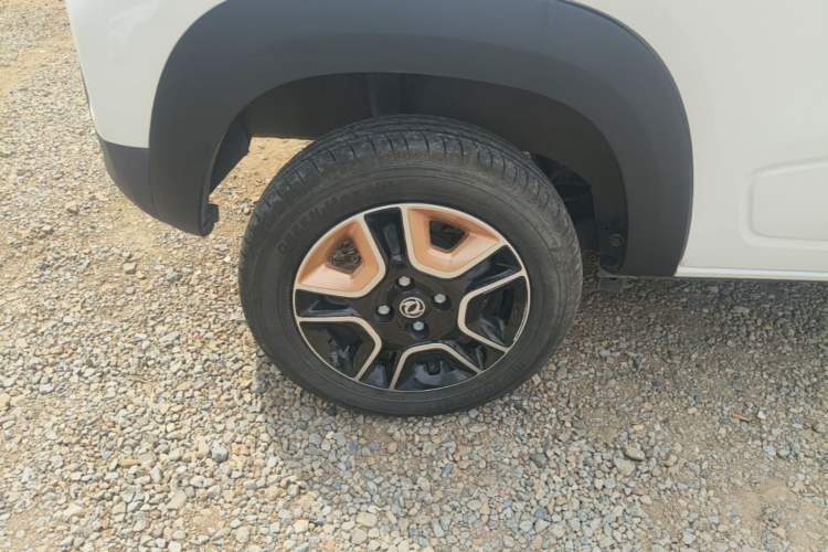 Used Dongfeng NAMMI BOX 2022 Revised Light Wind Edition 201 km Standard Version Right Rear Wheel Hub