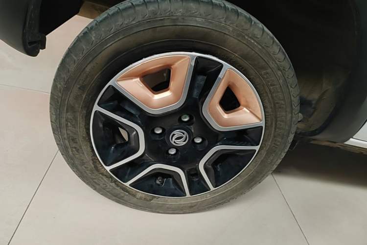 Used Dongfeng NAMMI BOX 2022 Revised Light Wind Edition 201 km Standard Version Right Rear Wheel Hub