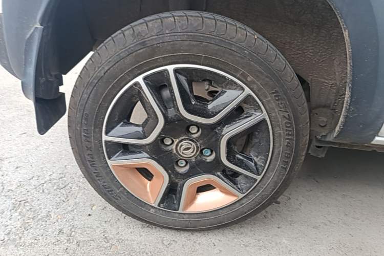 Used Dongfeng NAMMI BOX 2022 Revised Light Wind Edition 201 km Standard Version Right Rear Wheel Hub
