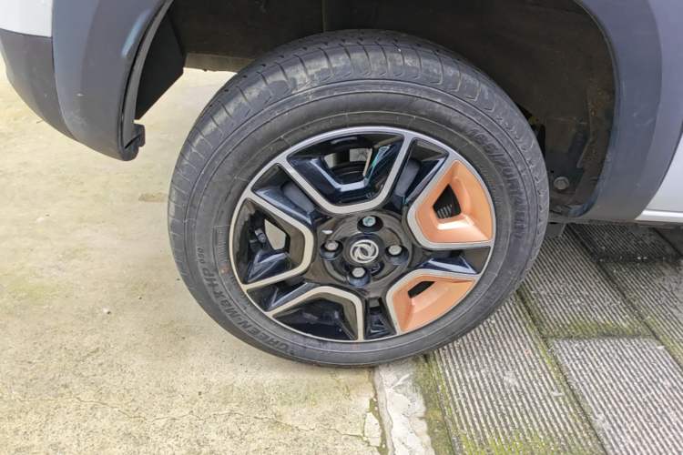 Used Dongfeng NAMMI BOX 2022 Revised Light Wind Edition 201 km Standard Version Right Rear Wheel Hub