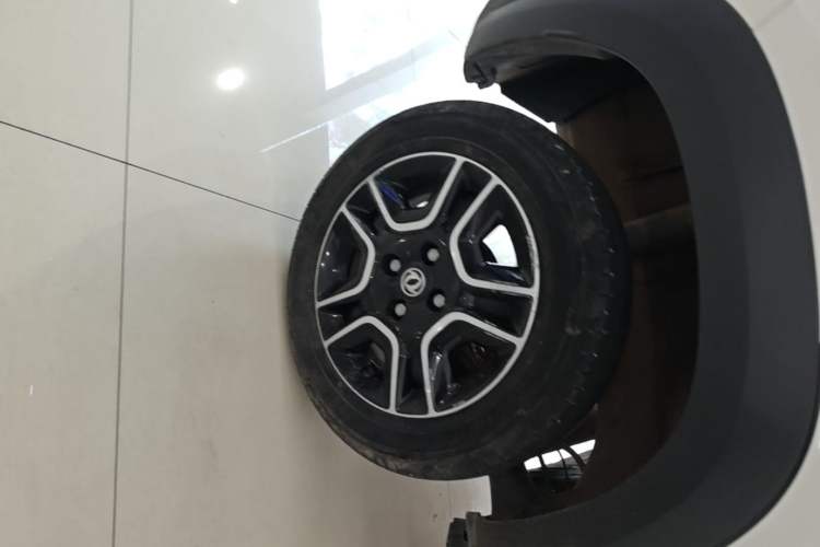 Used Dongfeng NAMMI BOX 2022 Revised Light Wind Edition 201 km Standard Version Right Rear Wheel Hub