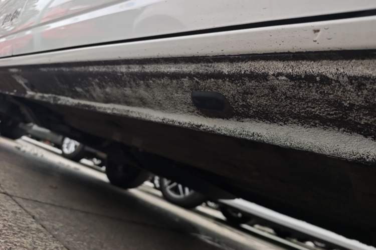 Used Dongfeng NAMMI BOX 2022 Revised Light Wind Edition 201 km Standard Version Right Side Sill