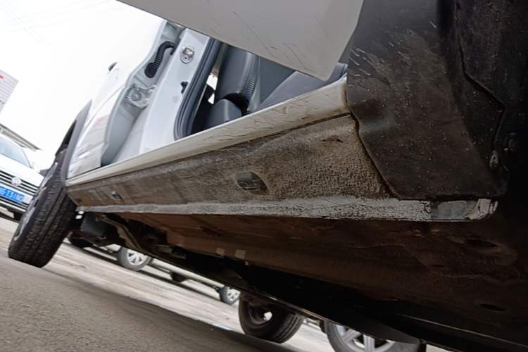Used Dongfeng NAMMI BOX 2022 Revised Light Wind Edition 201 km Standard Version Right Side Sill