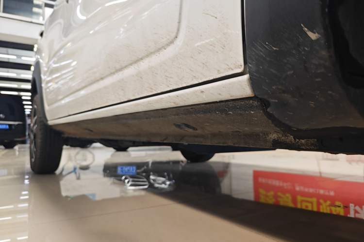 Used Dongfeng NAMMI BOX 2022 Revised Light Wind Edition 201 km Standard Version Right Side Sill