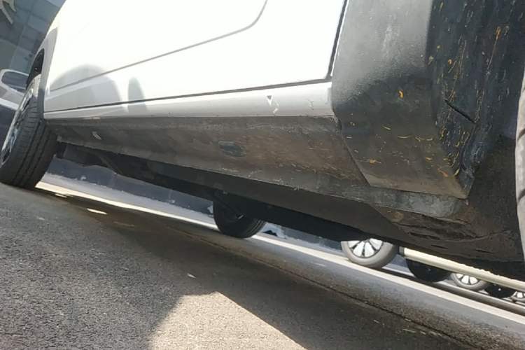 Used Dongfeng NAMMI BOX 2022 Revised Light Wind Edition 201 km Standard Version Right Side Sill