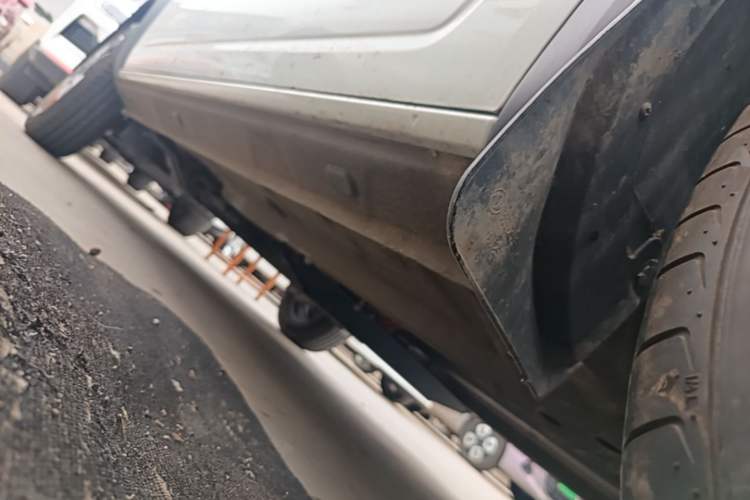 Used Dongfeng NAMMI BOX 2022 Revised Light Wind Edition 201 km Standard Version Right Side Sill