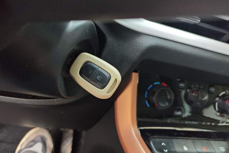 Used Dongfeng NAMMI BOX 2022 Revised Light Wind Edition 201 km Standard Version Vehicle Key
