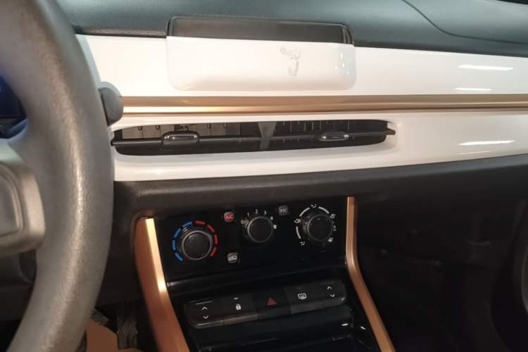Used Dongfeng NAMMI EX1 2023 PRO Light Wind Edition Standard Model Audio And AC Panel