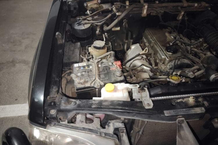 Used Dongfeng Oting 2007 2.4L Manual Two-Wheel Drive Luxury Edition Engine Bay Right
