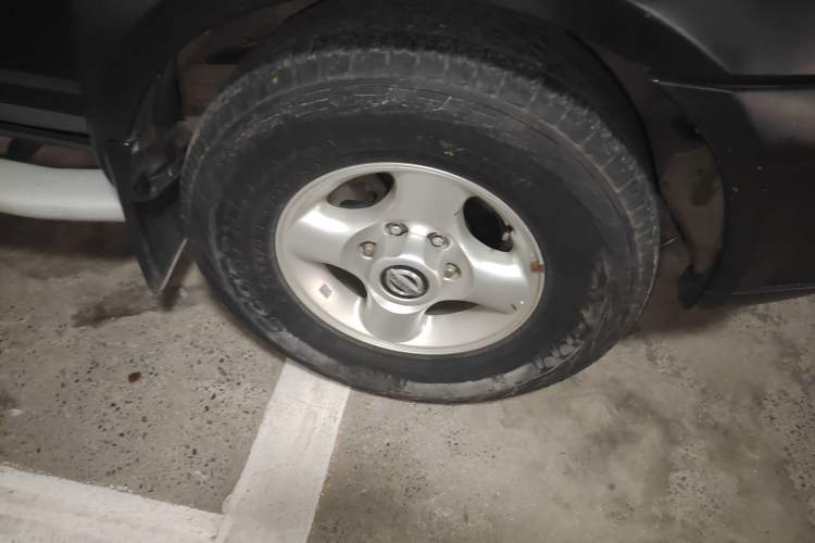Used Dongfeng Oting 2007 2.4L Manual Two-Wheel Drive Luxury Edition Right Front Wheel Hub