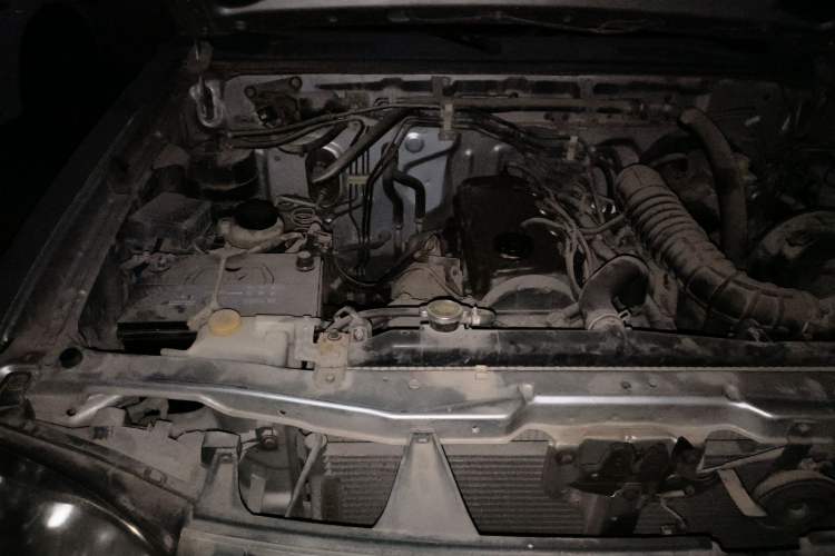 Used Dongfeng Oting 2007 2.4L Automatic Two-Wheel Drive Luxury Edition Engine Bay Right