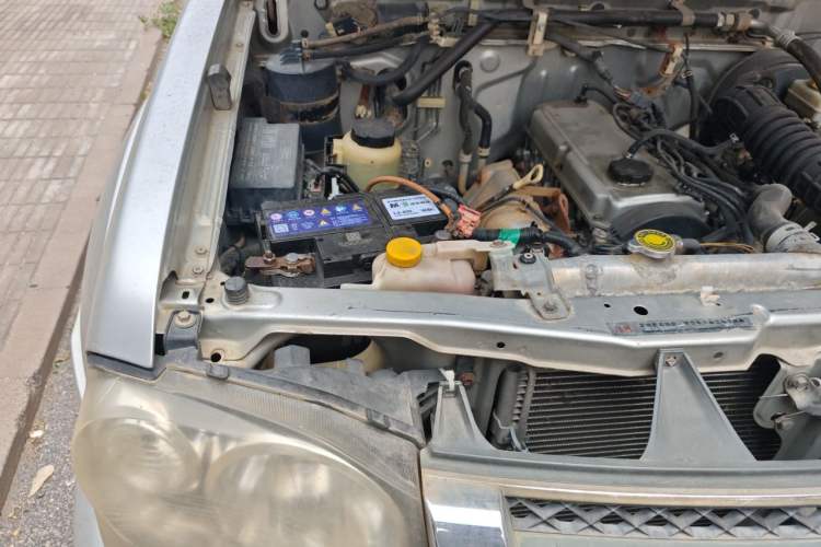 Used Dongfeng Oting 2007 2.4L Manual Two-Wheel Drive Luxury Edition Engine Bay Right